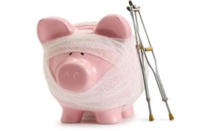 Welk soort verzekering is de basisverzekering? De basisverzekering is de verplichte verzekering voor zorgkosten. Iedereen kan deze verzekering afsluiten. Verzekeraars mogen niemand weigeren. Er zijn verschillende soorten basisverzekeringen.   Restitutieverzekering Dit werkt als volgt:   U kiest uw zorgverlener zelf. Verzekeraars vergoeden de kosten volledig. Soms stuurt de zorgverlener de rekening aan u. Dan vraagt u bij ons de kosten terug.    Naturaverzekering Dit werkt als volgt:   Hebben verzekeraars afspraken met uw zorgverlener? Dan krijgt u hiervoor geen rekeningen. U hoeft niets voor te schieten. Hebben zorgverzekeraars geen afspraken met uw zorgverlener? Dan betaalt u mogelijk een deel van de kosten zelf. Controleer vooraf of uw verzekeringsmaatschappij afspraken heeft met uw zorgverlener voor uw behandeling. Ga hiervoor naar de website van uw zorgverzekeraar of raadpleeg de voorwaarden.  Wat is verzekerd met de basisverzekering? De overheid bepaalt welke kosten de basisverzekering vergoedt. Bekijk hier welke zorgkosten dit zijn. De belangrijkste vergoedingen zijn:       Restitutieverzekering   Naturaverzekering     Huisarts   Zorgverzekeraars vergoeden uw bezoek aan en behandeling door elke huisarts.   Zorgverzekeraars vergoeden uw bezoek aan en behandeling door elke huisarts.     Medicijnen   Verzekeraars vergoeden de kosten van medicijnen bij elke apotheek. Soms betaalt u voor medicijnen een eigen bijdrage.   Haalt u medicijnen bij een apotheek waarmee uw verzekeraars afspraken hebben? Dan vergoeden zij de kosten.  Haalt u medicijnen bij een apotheek waarmee zorgverzekeraars geen afspraken hebben? Dan betaalt u mogelijk een deel zelf. Verzekeraars hebben afspraken met een ruim aantal apotheken. Soms betaalt u voor medicijnen een eigen bijdrage.     Fysiotherapie   Voor verzekerden tot 18 jaar vergoeden verzekeraars fysiotherapie. Voor verzekerden van 18 jaar en ouder vergoeden zij fysiotherapie bij bepaalde klachten en behandelingen. Dit geldt voor alle basisverzekeringen.   Voor verzekerden tot 18 jaar vergoeden verzekeraars fysiotherapie. Voor verzekerden van 18 jaar en ouder vergoeden zij fysiotherapie bij bepaalde klachten en behandelingen. Dit geldt voor alle basisverzekeringen.  Gaat u naar een fysiotherapeut waarmee verzekeraars afspraken hebben? Dan vergoeden zij de kosten.  Gaat u naar een fysiotherapeut waarmee zij geen afspraken hebben? Dan betaalt u mogelijk een deel zelf.  Verzekeraars hebben afspraken met een ruim aantal fysiotherapeuten.     Ziekenhuis   Verzekeraars vergoeden de kosten van uw behandeling in elk ziekenhuis. Ook bij spoed kunt u naar elk ziekenhuis.   Verzekeraars vergoeden de kosten van uw behandeling in elk ziekenhuis. Ook bij spoed kunt u naar elk ziekenhuis.     Hulpmiddelen   Zorgverzekeraars vergoeden de kosten van hulpmiddelen van alle aanbieders. Voor sommige hulpmiddelen betaalt u een eigen bijdrage.   Zorgverzekeraars vergoeden hulpmiddelen van aanbieders waarmee zij afspraken hebben. Voor sommige hulpmiddelen betaalt u een eigen bijdrage.     Wijkverpleging   Krijgt u thuis verpleging en verzorging van een wijkverpleegkundige? Dan vergoeden zij de kosten.   Krijgt u thuis verpleging en verzorging van een wijkverpleegkundige waarmee verzekeraars afspraken hebben? Dan vergoeden zij de kosten. Hebben zij geen afspraken met uw wijkverpleegkundige? Dan betaalt u mogelijk een deel zelf. Verzekeraars hebben afspraken met een ruim aantal wijkverpleegkundigen.     Geestelijke gezondheidszorg (GGZ)   Zorgverzekeraars vergoeden de kosten van uw behandeling door elke GGZ-zorgverlener.   Krijgt u een behandeling van een GGZ-zorgverlener waarmee zorgverzekeraars afspraken hebben? Dan vergoeden zij de kosten. Hebben zij geen afspraken met uw GGZ-zorgverlener? Dan betaalt u mogelijk een deel zelf. Zorgverzekeraars hebben afspraken met een ruim aantal GGZ-zorgverleners.     Zorgadvies en -bemiddeling   Een zorgadviseur helpt u bij uw keuze voor een zorgverlener en als er een wachtlijst is voor uw behandeling.   Een zorgadviseur helpt u bij uw keuze voor een zorgverlener. En als er een wachtlijst is voor uw behandeling.       Wat is niet verzekerd mnet de basisverzekering? De overheid bepaalt welke zorg niet in de basisverzekering zit. Voorbeelden hiervan zijn alternatieve zorg (zoals acupunctuur), de meeste cosmetische operaties en sterilisaties. Soms heeft u eerst een verwijzing van een zorgverlener (zoals een huisarts) nodig. Of toestemming van de zorgverzekeraar, om een behandeling vergoed te krijgen. Heeft u geen verwijzing of toestemming, dan krijgt u geen vergoeding. Zijn er dekkingsbeperkingen?     Restitutieverzekering   Naturaverzekering     Stuurt de zorgverlener voor uw zorg een veel hogere rekening dan de meeste andere zorgverleners? Dan vergoeden zorgverzekeraars maximaal het tarief dat in Nederland normaal is voor deze zorg.   Hebben zorgverzekeraars geen afspraak met uw zorgverlener of behandelaar? Dan vergoeden zij een deel of percentage van de prijs die zij hebben afgesproken met andere zorgverleners. U vindt op de website van de zorgverzekeraar met welke zorgverleners zij afspraken hebben.       Eigen bijdrage Voor sommige zorg betaalt u van elke rekening een deel zelf. Dit geldt bijvoorbeeld voor kraamzorg, bepaalde medicijnen en hulpmiddelen. Deze eigen bijdrage is verplicht volgens de wet. Eigen risico Bent u 18 jaar of ouder? En gebruikt u zorg? Dan betaalt u elk jaar de eerste â‚¬ 385,00 zelf. Dit eigen risico is verplicht volgens de wet. U betaalt dit niet voor bijvoorbeeld:  huisarts verloskundige wijkverpleegkundige voorkeursmedicijnen  U kunt kiezen voor een hoger eigen risico tot â‚¬ 885,00 (â‚¬ 385,00 + â‚¬ 500,00). U betaalt dan minder premie. Waar ben ik gedekt? U bent in de hele wereld verzekerd. Maar zorgverzekeraars vergoeden maximaal wat een behandeling in Nederland kost. Wilt u naar het buitenland voor een behandeling? Controleer vooraf wat zij vergoeden. En of u toestemming nodig heeft. Wat zijn mijn verplichtingen? Verandert er iets in uw huishouden (zoals een adreswijziging, geboorte, scheiding of overlijden)? Geef dat aan ons of de zorgverzekeraar door. Dat kan vaak via de website van de zorgverzekeraar. Ontvangt u een rekening van een zorgverlener? Stuur deze dan naar ons of de zorgverzekeraar. Dat kan ook vaak via de website of app van de zorgverzekeraar. Hoe en wanneer betaal ik? Iedereen van 18 jaar en ouder moet premie betalen. Betalen kan via automatische afschrijving. Betaal op tijd, dan voorkomt u extra kosten. Het verplicht eigen risico kunt u in delen betalen. U kunt kiezen hoe u betaalt:  per maand per drie maanden per half jaar per jaar  Hoe u wilt betalen kunt u aan ons of de zorgverzekeraars laten weten via de website of per e-mail. Wanneer begint en eindigt de dekking? De basisverzekering begint op de datum die op uw polis staat. U kunt de basisverzekering elk jaar per 1 januari opzeggen. Zorg dat wij of de zorgverzekeraar uiterlijk 31 december uw opzegging hebben ontvangen. U moet uw nieuwe basisverzekering voor 1 februari afsluiten. U bent dan met terugwerkende kracht vanaf 1 januari verzekerd. Overstapservice Meldt u zich uiterlijk 31 december aan bij een andere zorgverzekeraar? Dan zorgt uw nieuwe zorgverzekeraar dat uw huidige basisverzekering stopt. Hoe zeg ik mijn contract op? U kunt vaak opzeggen via de website van de verzekeraar. U kunt ook gebruikmaken van de overstapservice van uw nieuwe zorgverzekeraar. Algemene informatie basisverzekering Bovenstaande informatie beschrijft de belangrijkste kenmerken van de basisverzekering. Wilt u meer weten? Raadpleeg dan de polisvoorwaarden of neem contact op met onze adviseur. Bovenstaande informatie gaat alleen over de basisverzekering en niet over de aanvullende zorgverzekering of tandartsverzekering. Gemakkelijk overstappen U heeft elk jaar per 1 januari de mogelijkheid om van zorgverzekeraar te wisselen. Medio november ontvangt u van uw huidige zorgverzekeraar de nieuwe polisvoorwaarden en de nieuwe premie voor het nieuwe jaar. Wanneer u helemaal niets doet blijft u gewoon verzekerd. U accepteert de polis dan automatisch. Wilt u de polis opzeggen, dan moet uw opzegging vÃ³Ã³r 1 januari bij uw huidige zorgverzekeraar binnen zijn. Denkt u er aan dat de postbezorging rond de kerstperiode langer kan duren. U kunt bij andere zorgverzekeraars een offerte aanvragen. Tot 1 februari heeft u de tijd om u aan te melden bij een nieuwe zorgverzekeraar. Uw verzekering gaat met terugwerkende kracht in per 1 januari. Overstappen naar andere zorgverzekeraar Op de website van Klijn/Zijlmans &amp; Partners kunt u de basisverzekering, de aanvullende zorgverzekering of tandartsverzekering van de zorgverzekeraars met elkaar vergelijken en overstappen. Overstapservice zorgverzekering U kunt ook gebruik maken van de overstapservice: meld u vÃ³Ã³r 1 januari aan bij uw nieuwe zorgverzekeraar en geef de nieuwe zorgverzekeraar de opdracht uw oude verzekering op te zeggen. Op het moment van overstappen kunt u er eventueel voor kiezen alleen uw basisverzekering bij een andere zorgverzekeraar af te sluiten en de aanvullende verzekering bij de oude zorgverzekeraar te laten lopen. Bestaande zorgverzekering wijzigen? Wilt u uw bestaande zorgverzekering wijzigen? Neem dan telefonisch contact met ons op, telefoonnummer 075-6539520 of mail ons op info@kzp.nl. Wij zorgen dan voor verdere afwikkeling. Wilt u de zorgverzekering overdragen aan Klijn/Zijlmans &amp; Partners, maak dan gebruik van de intermediairswijziging. Aanvullende zorgverzekering vergelijken De inhoud en premies van de aanvullende pakketten verschillen per verzekeraar. Klik hier voor de vergelijking van uw zorgverzekering. Welke zorgverzekeraars worden vergeleken? In onze vergelijking voor uw zorgverzekering vindt u het aanbod van de verzekeraars waarmee wij samenwerken zoals:  Aevitae (Eucare) CZ Nationale Nederlanden Menzis OHRA ONVZ Stad Holland zorgverzekeraar VGZ Zilveren Kruis Achmea Salland (vh ZorgDirect)  Wij bieden speciale tarieven met korting bij diverse zorgverzekeraars voor de aanvullende zorgverzekering en de tandartsverzekering. Hulp nodig bij de vergelijking van uw zorgverzekering? Wilt u advies over bijvoorbeeld de dekking van uw zorgverzekering? Neem dan contact met ons op en bel 075-6539520 of mail info@kzp.nl. Meer weten over de basisverzekering, de aanvullende zorgverzekering of tandartsverzekering? Voor meer informatie over de basisverzekering, de aanvullende zorgverzekering of tandartsverzekering kunt u contact met ons opnemen. Bel 075-6539520 of mail uw vraag naar info@kzp.nl. Wij zijn u graag van dienst. Of klik hier voor meer informatie over ons compleet aanbod in zorgverzekeringen en ziektekostenverzekeringen.